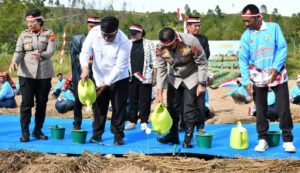Bupati Samosir dan Kapolda Sumut Tanam Bawang Putih, Bidik Samosir Jadi Sentra Swasembada Pangan