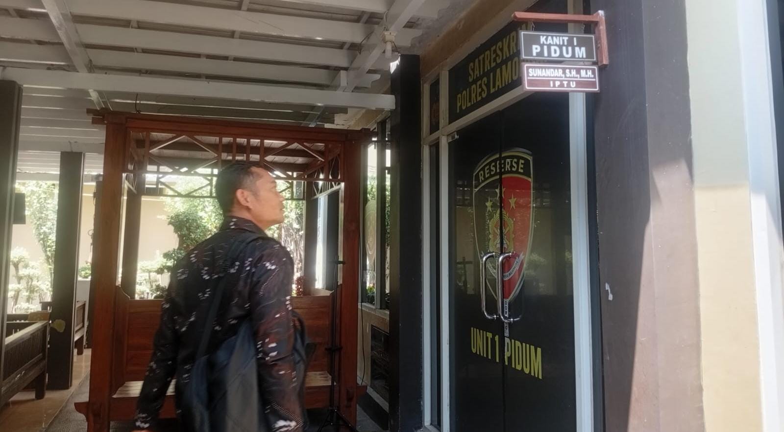 Caption: Kuasa Hukum Rusmi dari Kantor Hukum Bary & Partners, Subari, saat keluar dari Ruang Unit I Pidum Satreskrim Polres Lamongan usai mengikuti mediasi dengan Nuril Huda dan istrinya, Suriati.