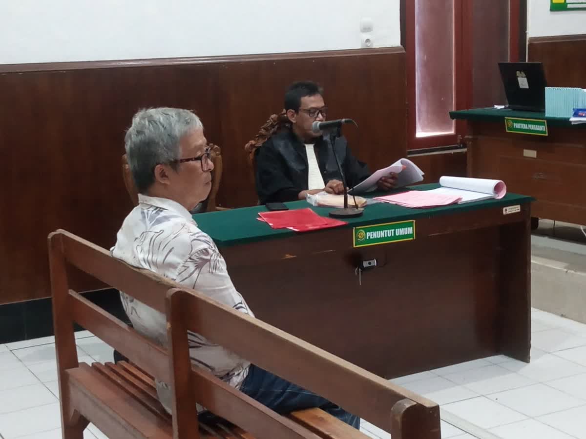 Foto: Liangga Widjadi menjalani sidang dakwaan perkara dugaan perusakan gembok ruko di PN Surabaya