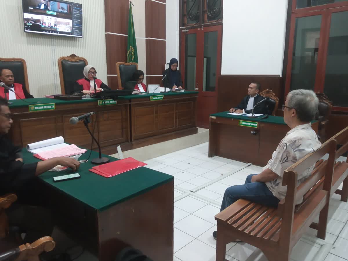 Foto: Liangga Widjadi menjalani sidang dakwaan perkara dugaan perusakan gembok ruko di PN Surabaya