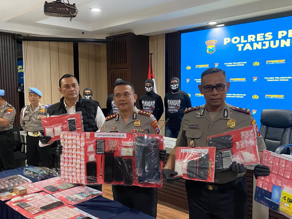 Foto; Polres Tanjung Perak mengamankan barang bukti 1,01 kilogram sabu dalam Operasi Tumpas Narkoba Semeru 2026.