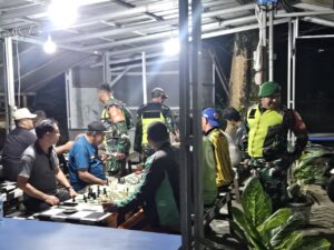 Patroli Malam Koramil 02/Pondok Gede Bersama Aparat Gabungan Berikan Rasa Aman kepada Warga