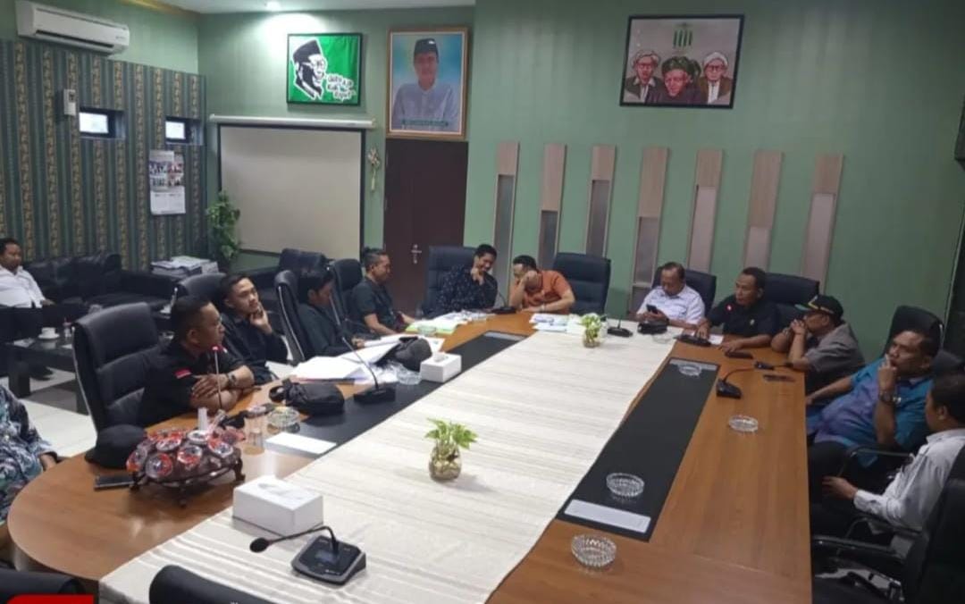 Foto: Ketua DPRD Kabupaten Lamongan, Mukhammad Freddy Wahyudi didampingi Wakil Ketua II, Ketua Komisi A