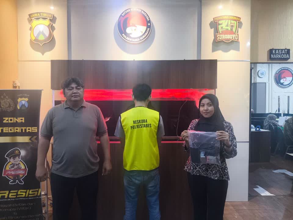 Foto: Satresnarkoba Polrestabes Surabaya mengamankan barang bukti sabu dari tersangka ZA, residivis kasus narkoba 2017
