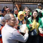 Dekat dengan Warga, Kapolrestabes Surabaya Bagikan 200 Paket Sembako untuk Ojol dan Warga Ambon