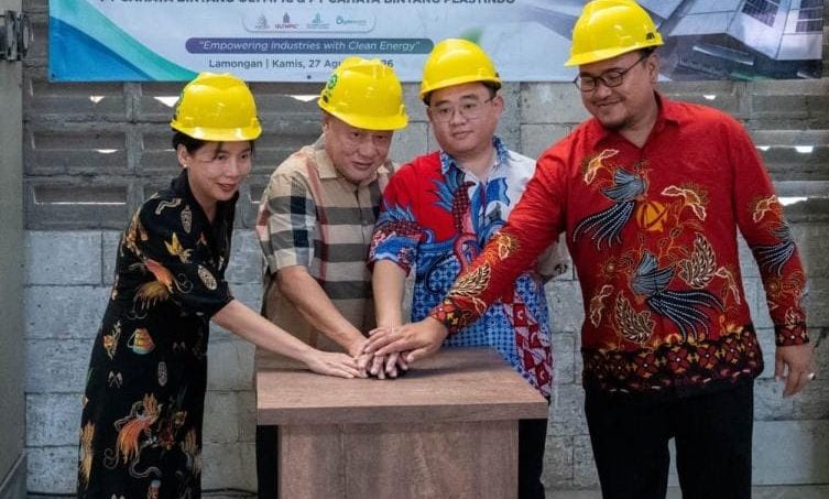 Foto: Komisaris Independen PT Agra Surya Energy Liana Setiawan,  President Director Olympic Group Eddy Gunawan, Direktur PT Cahaya Bintang Olympic (CBO) saat peresmian PLTS di Desa Gajah