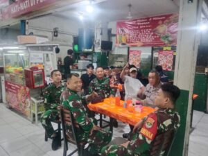 Jaga Kamtibmas Wilayah, Babinsa Koramil 03/Ps. Rebo-Ciracas Bersama Komduk Gelar Patroli Siskamling