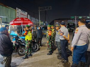 Patroli Humanis Malam Hari, Koramil 03/Teluk Pucung Bersinergi Bersama Polri dan Satpol PP Cegah Gangguan Kamtibmas