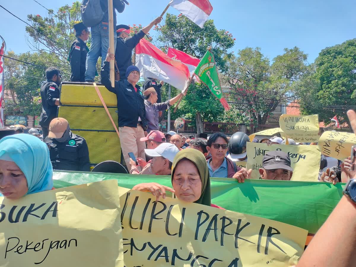 foto: Ribuan juru parkir Surabaya menggelar aksi demonstrasi di depan Balai Kota Surabaya, Senin 31 Agustus 2026.