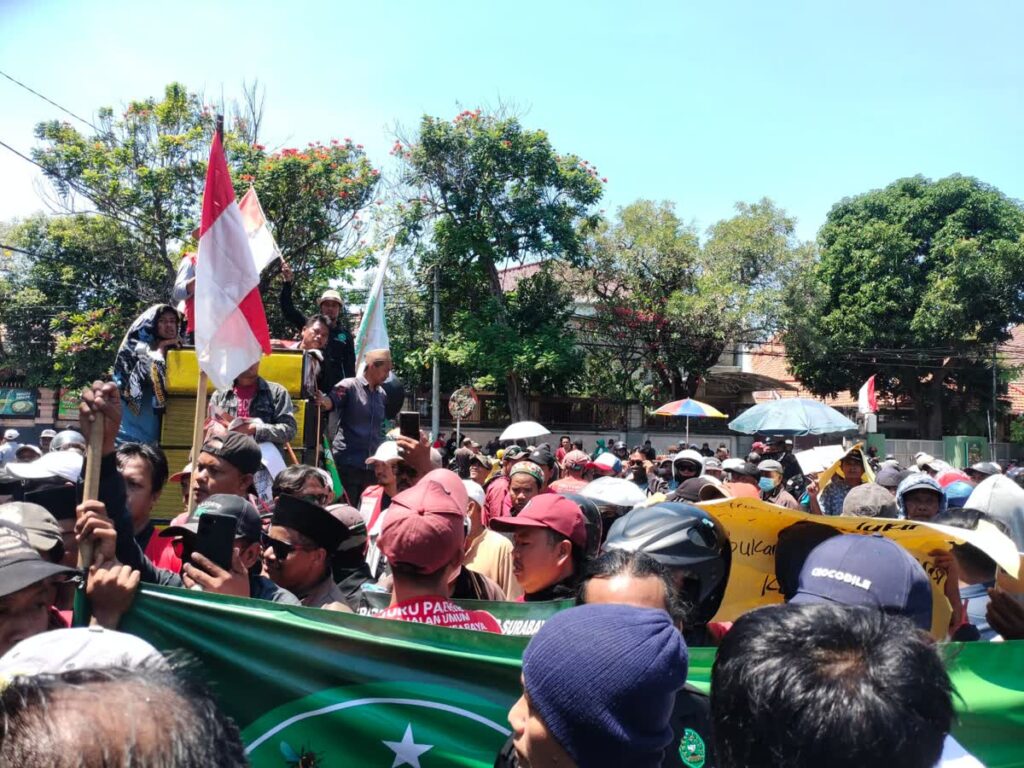 Jukir Surabaya Kepung Balai Kota, Desak Eri Cahyadi Turun Temui Massa