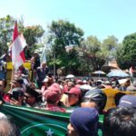Jukir Surabaya Kepung Balai Kota, Desak Eri Cahyadi Turun Temui Massa