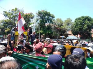 Jukir Surabaya Kepung Balai Kota, Desak Eri Cahyadi Turun Temui Massa