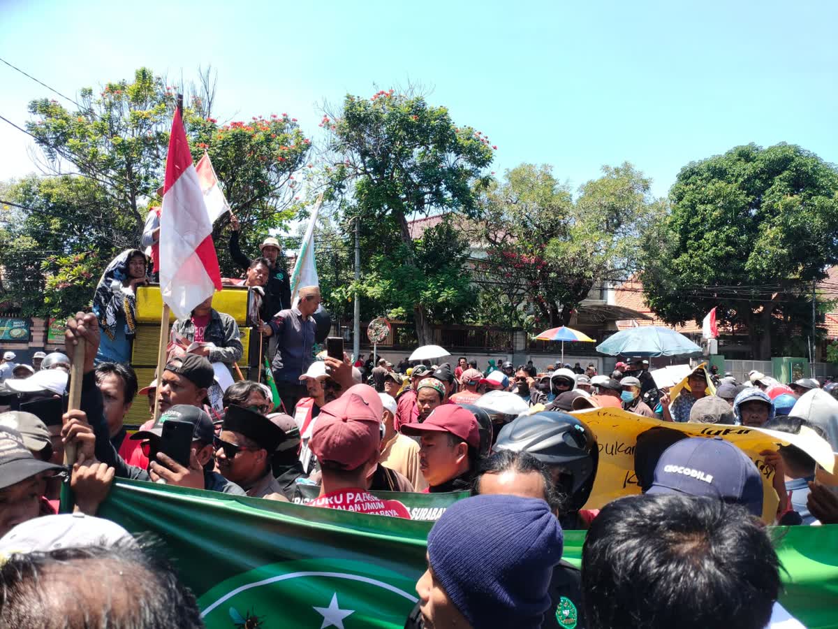 foto: Ribuan juru parkir Surabaya menggelar aksi demonstrasi di depan Balai Kota Surabaya, Senin 31 Agustus 2026.