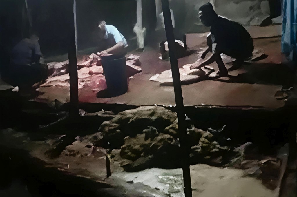 Foto: Aktivitas pekerja menangani daging sapi di lokasi pemotongan di Kelurahan Ledok Kulon, Bojonegoro, Jumat malam (7/8/2026). Aktivitas tersebut menjadi bagian dari penelusuran tim terkait dugaan praktik penglongongan dan aspek pengawasan pemotongan hewan.