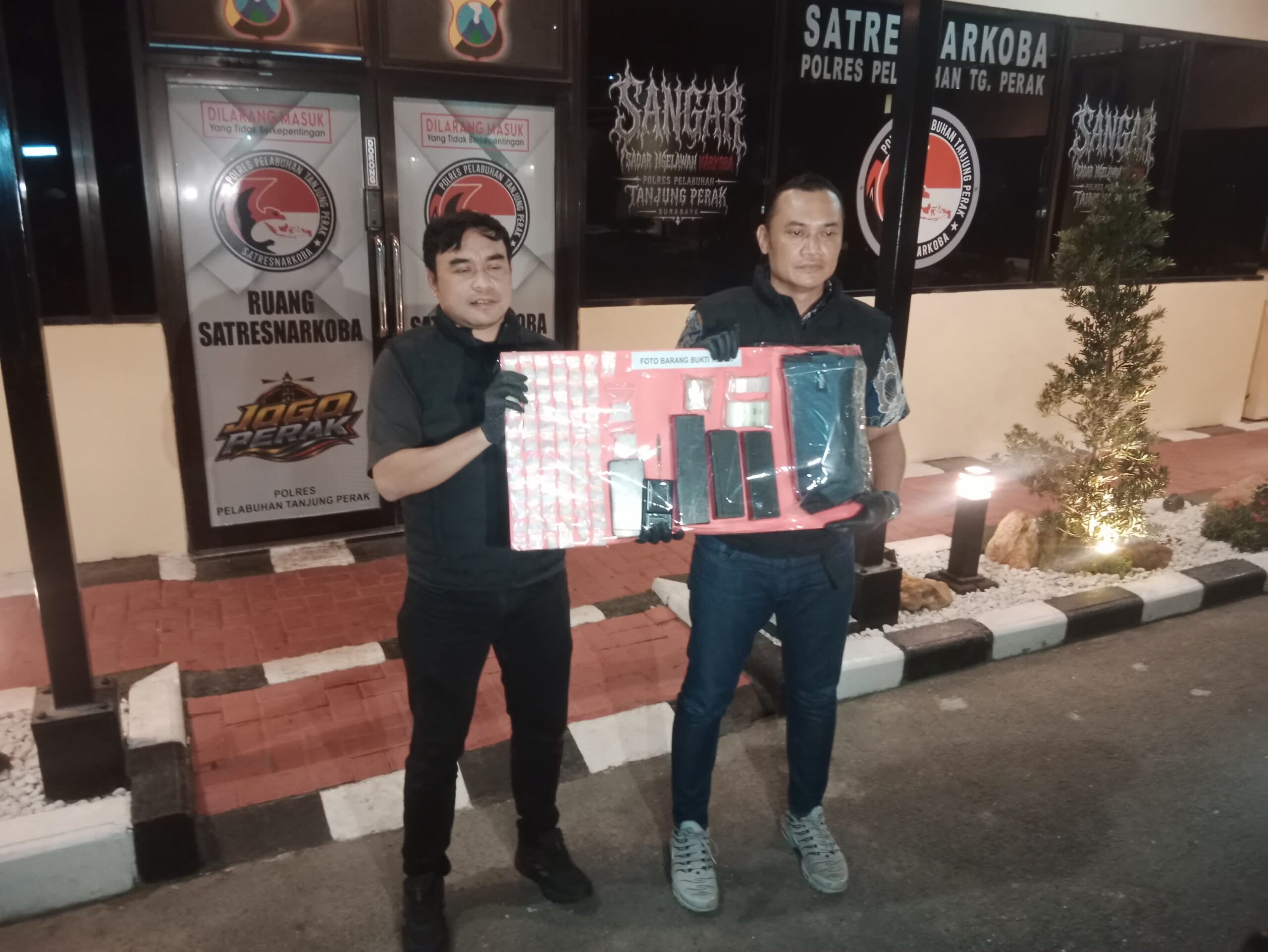 Foto: Satresnarkoba Polres Pelabuhan Tanjung Perak Surabaya menyita 672 plastik klip berisi sabu seberat 399,15 gram dalam pengungkapan kasus narkoba di Semampir Surabaya.