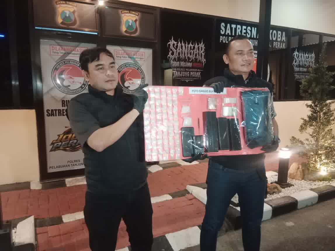 Foto: Satresnarkoba Polres Pelabuhan Tanjung Perak Surabaya menyita 672 plastik klip berisi sabu seberat 399,15 gram dalam pengungkapan kasus narkoba di Semampir Surabaya.
