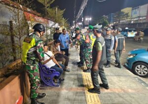 Patroli Malam Bersama, Koramil 04/Jati Asih Pastikan Keamanan Lingkungan Tetap Terjaga
