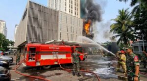 Respon Cepat Atasi Kebakaran Area Parkir Hotel Pullman, Koramil 03/GP Kerahkan Personil dan 2 Unit Water Tank TNI AD Bantu Jinakkan Si Jago Merah Dalam 30 Menit