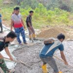 Kebersamaan Warga dan Satgas TMMD Ke-129 Warnai Pengecoran Jalan di Leuwi Malang