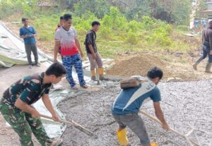 Kebersamaan Warga dan Satgas TMMD Ke-129 Warnai Pengecoran Jalan di Leuwi Malang