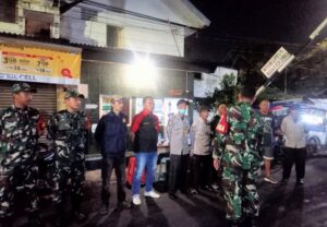 Jaga Keamanan Wilayah, Koramil 04/Pulogadung Gelar Patroli/Siskamling Bersama Komduk
