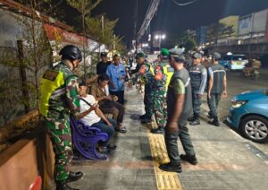 Patroli Malam Bersama, Koramil 02/Pondok Gede Pastikan Keamanan Lingkungan Tetap Terjaga