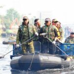 Bersama Rakyat Menjaga Alam, Pangdam Jaya dan Kapolda Metro Jaya Pimpin Karya Bakti Bersih Sungai Sambut HUT RI ke-81
