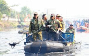 Bersama Rakyat Menjaga Alam, Pangdam Jaya dan Kapolda Metro Jaya Pimpin Karya Bakti Bersih Sungai Sambut HUT RI ke-81