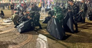 Tak Hanya Amankan HUT RI ke-81, Prajurit Kodam Jaya Bersihkan Kawasan Monas