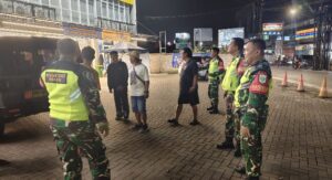 Patroli Sinergis Malam Hari, Koramil 02/Pondok Gede Antisipasi Gangguan Kamtibmas di Wilayah Binaan