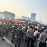 Kodam Jaya Bantu Polri Sekat Dan Halau Massa Unjuk Rasa Di Depan Gedung DPR/MPR RI