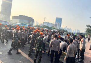 Kodam Jaya Bantu Polri Sekat Dan Halau Massa Unjuk Rasa Di Depan Gedung DPR/MPR RI