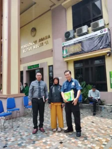 (Kiri) Advokat Bagus Catur Setiawan, S.H, Karmi dan Paralegal Wiwin Dwi Jatmiko