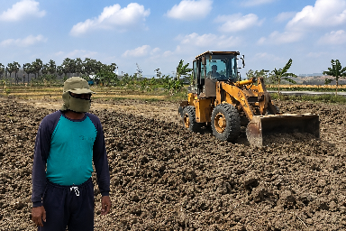 Salah satu petani desa Sambongrejo saat dilokasi pemerataan lahanya.(Foto: Iwan Wartawan beritakeadilan.com).