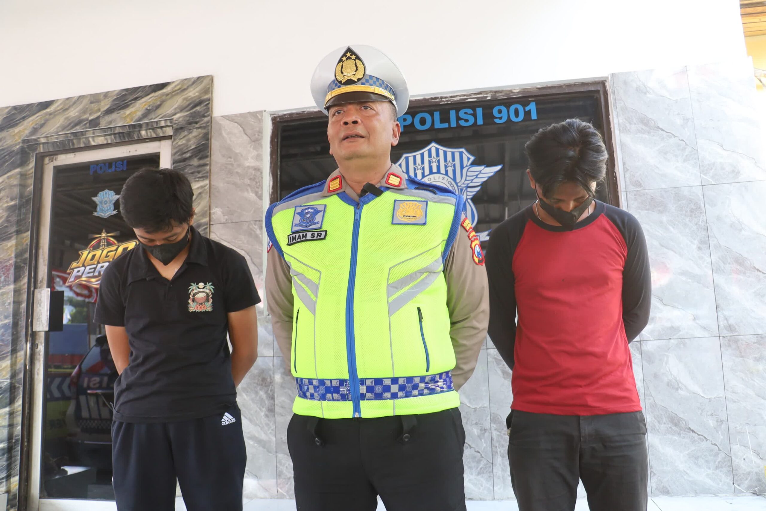 Foto: Satlantas Polres Pelabuhan Tanjung Perak menindak sopir dan kernet truk ugal-ugalan yang viral di Surabaya