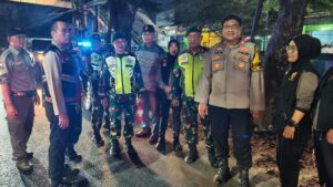 Waspada Gangguan Kamtibmas, Babinsa Koramil 05/Bantar Gebang Tingkatkan Patroli Malam Bersama Kepolisian dan Linmas