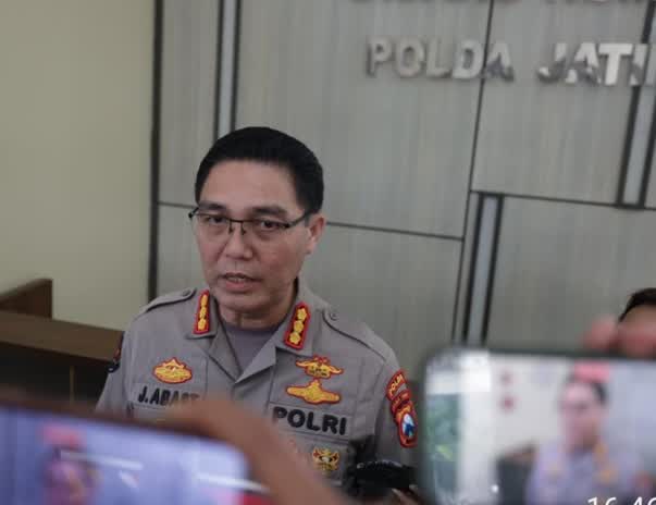 Foto: Kabid Humas Polda Jawa Timur Kombes Pol Jules Abraham Abast