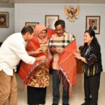 Pemkab Samosir Sambut Hangat Kunjungan Wali Kota Binjai, Pererat Silaturahmi dan Persaudaraan     KABUPATEN SAMOSIR, SUMATERA UTARA – Suasana penuh keakraban dan kekeluargaan mewarnai kunjungan kerja Wali Kota Binjai H. Amir Hamzah bersama istri dan rombongan ke Kabupaten Samosir, Selasa (1/9/2026).     Kehadiran Wali Kota Binjai beserta rombongan disambut hangat Pemerintah Kabupaten Samosir yang diwakili Sekretaris Daerah Kabupaten Samosir, Marudut Tua Sitinjak, bersama istri. Penyambutan turut didampingi Asisten II Hotraja Sitanggang, para pimpinan OPD atau yang mewakili, serta Camat Pangururan Robintang Naibaho di Rumah Dinas Bupati Samosir.     Kunjungan tersebut terasa istimewa karena bukan sekadar agenda pemerintahan. Amir Hamzah memiliki ikatan emosional dengan Kabupaten Samosir, khususnya Pangururan yang merupakan ibu kota Kabupaten Samosir saat ini.     Dalam suasana santai dan penuh kekeluargaan, Amir Hamzah mengenang masa lalu ketika dirinya pernah tinggal di Pangururan. Ia menceritakan bahwa saat orangtuanya yang merupakan anggota Polri mendapat tugas di Pangururan, dirinya sempat tinggal selama beberapa waktu di Samosir.     Kenangan tersebut membuat kunjungannya kali ini terasa seperti kembali ke tempat yang pernah menjadi bagian dari perjalanan hidupnya.     “Saya bangga dan senang hadir di Samosir. Terima kasih atas segala penyambutannya,” ungkap Amir Hamzah.     Cerita tersebut turut mencairkan suasana pertemuan. Sebagai bentuk penghormatan dan persahabatan, Pemerintah Kabupaten Samosir kemudian menyerahkan ulos kepada Wali Kota Binjai sebagai simbol kasih, penghormatan, dan ikatan tali persaudaraan.     Bagi masyarakat Batak, ulos bukan sekadar kain tradisional, tetapi memiliki makna mendalam sebagai simbol kasih sayang, penghormatan, doa, serta persaudaraan. Penyerahan ulos tersebut menjadi simbol bahwa hubungan antara kedua daerah tidak hanya sebatas hubungan kedinasan, tetapi juga diharapkan berkembang menjadi ikatan persahabatan dan persaudaraan yang terus terjalin.     Sekdakab Samosir Marudut Tua Sitinjak menyampaikan rasa senang atas kunjungan Wali Kota Binjai beserta rombongan ke Kabupaten Samosir.     “Kami sangat senang atas kehadiran Bapak di Samosir. Kami ingin Bapak kembali lagi menikmati keindahan alam Samosir,” ujar Marudut.     Selain ulos, Pemkab Samosir juga menyerahkan produk UMKM berupa kopi asli Samosir kepada Wali Kota Binjai. Pemberian tersebut menjadi bagian dari upaya memperkenalkan potensi produk lokal sekaligus mempererat hubungan antara Pemerintah Kabupaten Samosir dan Pemerintah Kota Binjai.     Kunjungan tersebut diharapkan menjadi momentum untuk memperkuat silaturahmi, persahabatan, serta membuka peluang sinergi dan kerja sama yang semakin baik antara kedua daerah.     Tidak hanya bersilaturahmi di Rumah Dinas Bupati Samosir, Wali Kota Binjai bersama istri dan rombongan juga menyempatkan diri menikmati salah satu daya tarik pariwisata Kabupaten Samosir, yakni pertunjukan air menari di Waterfront City Pangururan.     Pertunjukan air menari yang menjadi salah satu daya tarik kawasan Waterfront City tersebut berhasil menarik perhatian Amir Hamzah beserta istri dan rombongan. Mereka tampak menikmati suasana malam sembari menyaksikan perpaduan permainan air dan cahaya yang menjadi salah satu daya tarik wisata di kawasan Danau Toba.     Kunjungan tersebut pun meninggalkan kesan tersendiri bagi Wali Kota Binjai. Bagi Amir Hamzah, Kabupaten Samosir bukan hanya destinasi wisata yang memiliki keindahan alam, tetapi juga daerah yang menyimpan kenangan masa lalu dan memiliki nilai emosional dalam perjalanan hidupnya.
