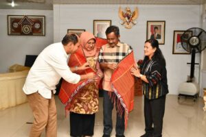 Pemkab Samosir Sambut Hangat Kunjungan Wali Kota Binjai, Pererat Silaturahmi dan Persaudaraan     KABUPATEN SAMOSIR, SUMATERA UTARA – Suasana penuh keakraban dan kekeluargaan mewarnai kunjungan kerja Wali Kota Binjai H. Amir Hamzah bersama istri dan rombongan ke Kabupaten Samosir, Selasa (1/9/2026).     Kehadiran Wali Kota Binjai beserta rombongan disambut hangat Pemerintah Kabupaten Samosir yang diwakili Sekretaris Daerah Kabupaten Samosir, Marudut Tua Sitinjak, bersama istri. Penyambutan turut didampingi Asisten II Hotraja Sitanggang, para pimpinan OPD atau yang mewakili, serta Camat Pangururan Robintang Naibaho di Rumah Dinas Bupati Samosir.     Kunjungan tersebut terasa istimewa karena bukan sekadar agenda pemerintahan. Amir Hamzah memiliki ikatan emosional dengan Kabupaten Samosir, khususnya Pangururan yang merupakan ibu kota Kabupaten Samosir saat ini.     Dalam suasana santai dan penuh kekeluargaan, Amir Hamzah mengenang masa lalu ketika dirinya pernah tinggal di Pangururan. Ia menceritakan bahwa saat orangtuanya yang merupakan anggota Polri mendapat tugas di Pangururan, dirinya sempat tinggal selama beberapa waktu di Samosir.     Kenangan tersebut membuat kunjungannya kali ini terasa seperti kembali ke tempat yang pernah menjadi bagian dari perjalanan hidupnya.     “Saya bangga dan senang hadir di Samosir. Terima kasih atas segala penyambutannya,” ungkap Amir Hamzah.     Cerita tersebut turut mencairkan suasana pertemuan. Sebagai bentuk penghormatan dan persahabatan, Pemerintah Kabupaten Samosir kemudian menyerahkan ulos kepada Wali Kota Binjai sebagai simbol kasih, penghormatan, dan ikatan tali persaudaraan.     Bagi masyarakat Batak, ulos bukan sekadar kain tradisional, tetapi memiliki makna mendalam sebagai simbol kasih sayang, penghormatan, doa, serta persaudaraan. Penyerahan ulos tersebut menjadi simbol bahwa hubungan antara kedua daerah tidak hanya sebatas hubungan kedinasan, tetapi juga diharapkan berkembang menjadi ikatan persahabatan dan persaudaraan yang terus terjalin.     Sekdakab Samosir Marudut Tua Sitinjak menyampaikan rasa senang atas kunjungan Wali Kota Binjai beserta rombongan ke Kabupaten Samosir.     “Kami sangat senang atas kehadiran Bapak di Samosir. Kami ingin Bapak kembali lagi menikmati keindahan alam Samosir,” ujar Marudut.     Selain ulos, Pemkab Samosir juga menyerahkan produk UMKM berupa kopi asli Samosir kepada Wali Kota Binjai. Pemberian tersebut menjadi bagian dari upaya memperkenalkan potensi produk lokal sekaligus mempererat hubungan antara Pemerintah Kabupaten Samosir dan Pemerintah Kota Binjai.     Kunjungan tersebut diharapkan menjadi momentum untuk memperkuat silaturahmi, persahabatan, serta membuka peluang sinergi dan kerja sama yang semakin baik antara kedua daerah.     Tidak hanya bersilaturahmi di Rumah Dinas Bupati Samosir, Wali Kota Binjai bersama istri dan rombongan juga menyempatkan diri menikmati salah satu daya tarik pariwisata Kabupaten Samosir, yakni pertunjukan air menari di Waterfront City Pangururan.     Pertunjukan air menari yang menjadi salah satu daya tarik kawasan Waterfront City tersebut berhasil menarik perhatian Amir Hamzah beserta istri dan rombongan. Mereka tampak menikmati suasana malam sembari menyaksikan perpaduan permainan air dan cahaya yang menjadi salah satu daya tarik wisata di kawasan Danau Toba.     Kunjungan tersebut pun meninggalkan kesan tersendiri bagi Wali Kota Binjai. Bagi Amir Hamzah, Kabupaten Samosir bukan hanya destinasi wisata yang memiliki keindahan alam, tetapi juga daerah yang menyimpan kenangan masa lalu dan memiliki nilai emosional dalam perjalanan hidupnya.