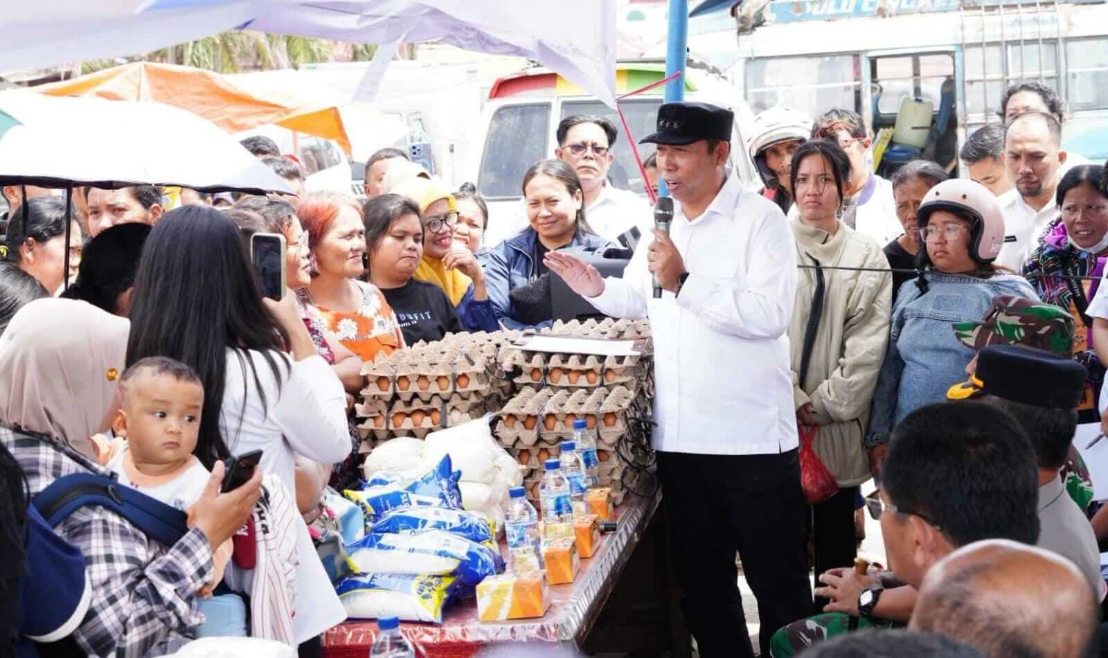 Tekan Inflasi dan Jaga Stabilitas Harga, Bupati Taput Buka Gerakan Pangan Murah di Pasar Tarutung