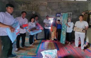 Pemkab Humbahas Salurkan Bantuan Korban Kebakaran di Desa Sihikkit