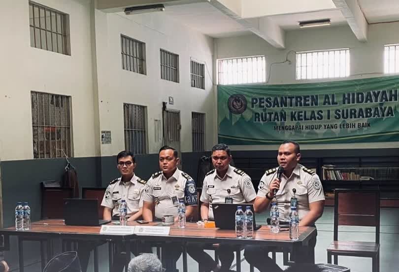 Foto: Petugas Rutan Kelas I Surabaya Sidoarjo memeriksa administrasi warga binaan dalam program Rusabaya Menyapa di Blok D Dayamandala