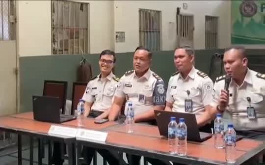 Foto: Petugas Rutan Kelas I Surabaya Sidoarjo memeriksa administrasi warga binaan dalam program Rusabaya Menyapa di Blok D Dayamandala