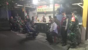 Jaga Kamtibmas, Koramil 02/Matraman Bersama Komduk dan Warga Perkuat Siskamling