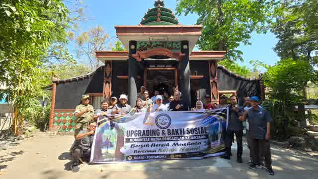 Foto: Kejari Ngawi bersama KOMPAK dan Pemkab Ngawi menanam pohon produktif di kawasan Srigati
