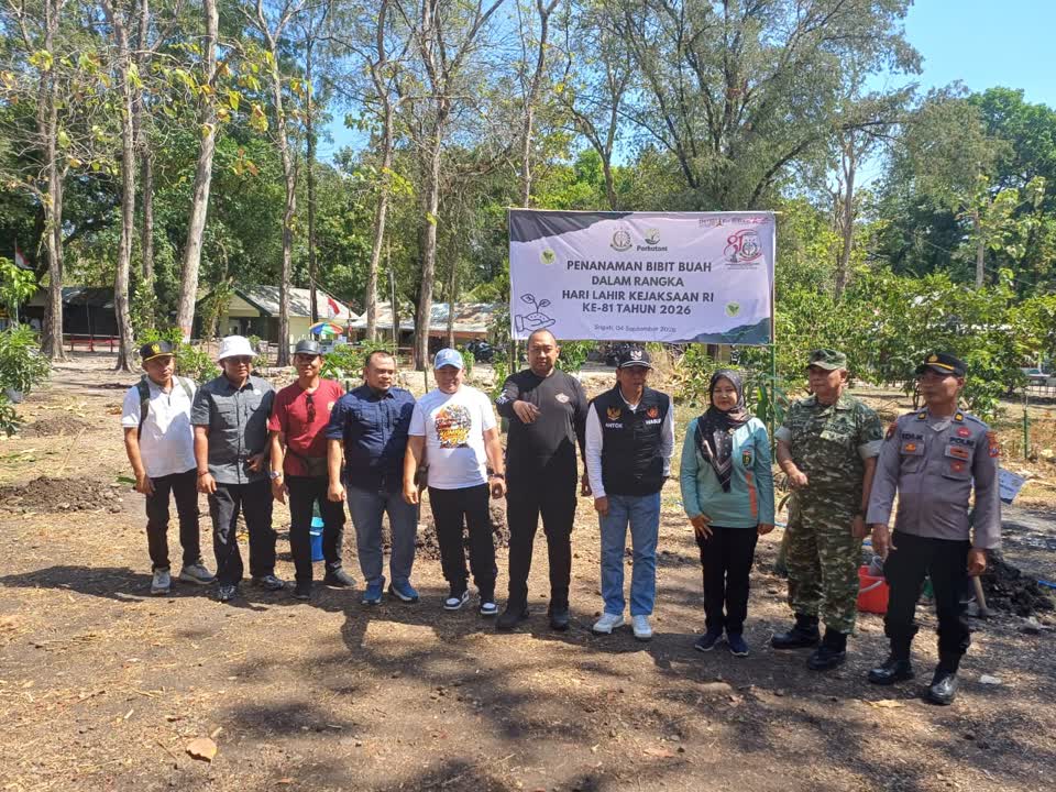 Foto: Kejari Ngawi bersama KOMPAK dan Pemkab Ngawi menanam pohon produktif di kawasan Srigati