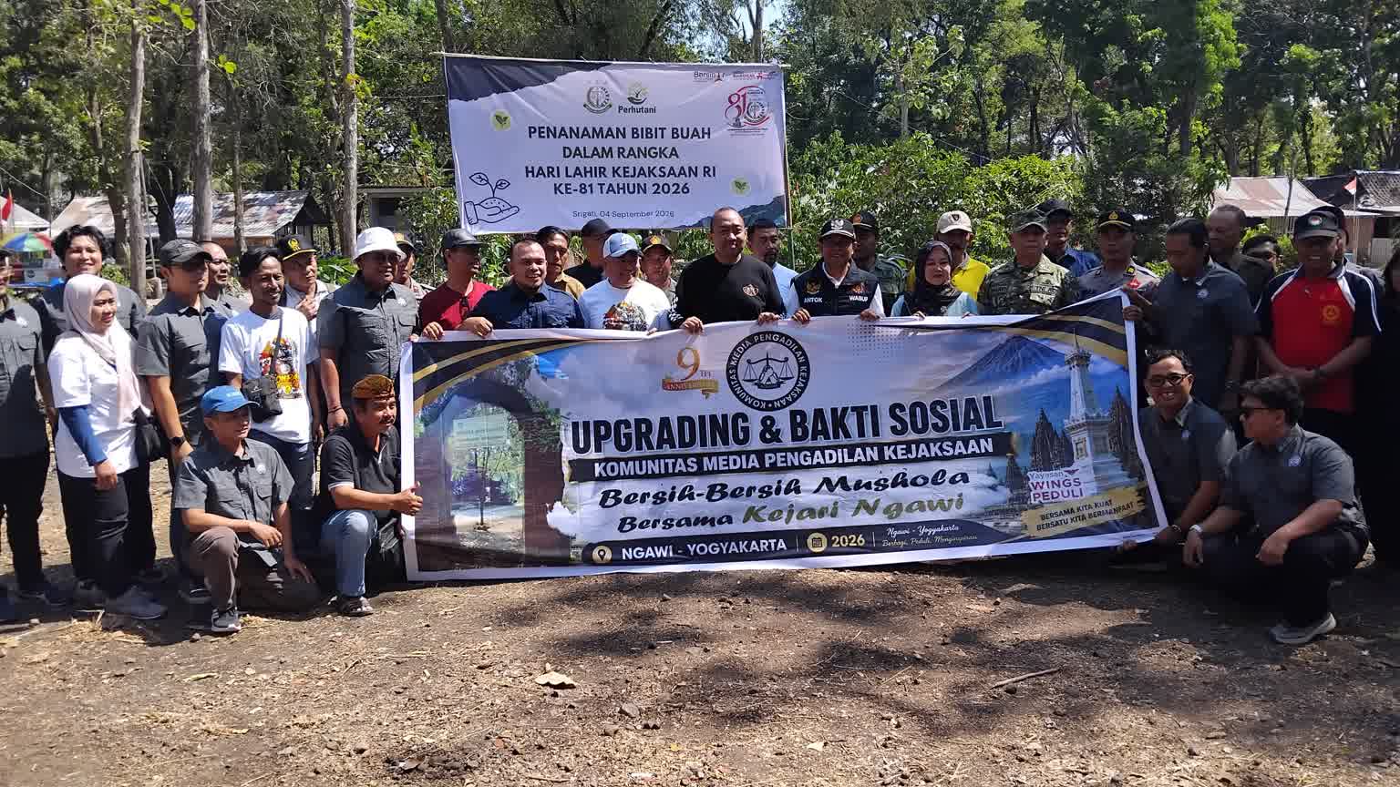 Foto: Kejari Ngawi bersama KOMPAK dan Pemkab Ngawi menanam pohon produktif di kawasan Srigati