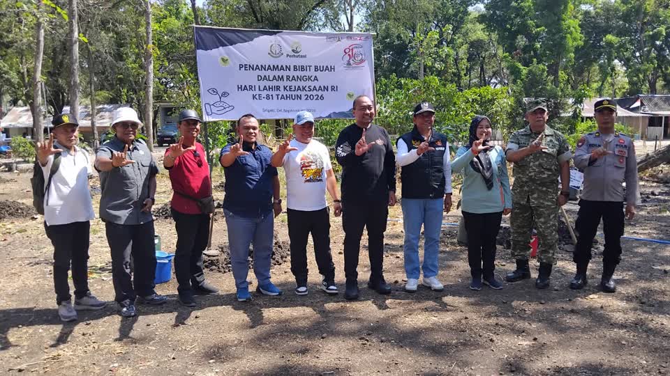 Foto: Kejari Ngawi bersama KOMPAK dan Pemkab Ngawi menanam pohon produktif di kawasan Srigati