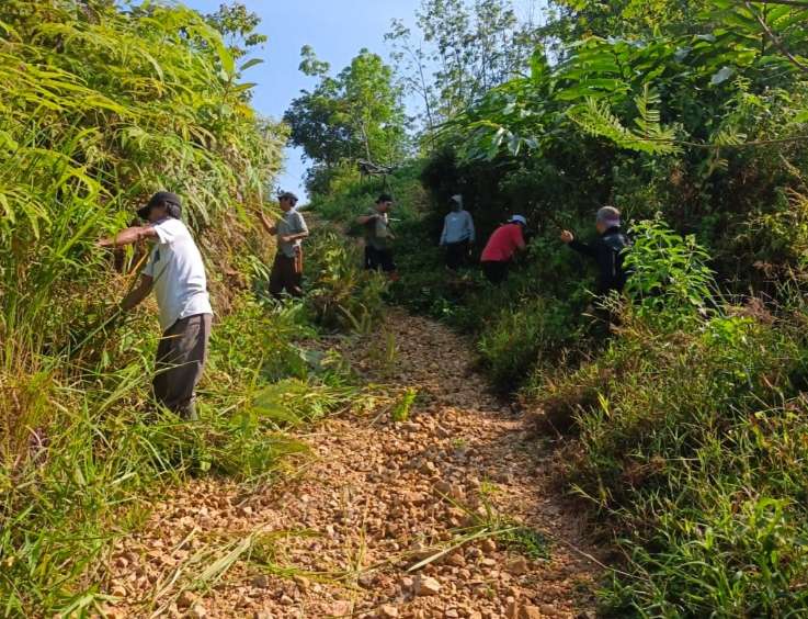 Gotong Royong, Warga Desa Tambang Sawah Rawat Aset Jalan Desa