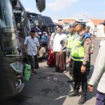 Cegah Kecelakaan, Polres Pelabuhan Tanjung Perak, Ramp Check Bus Peziarah di Sunan Ampel.